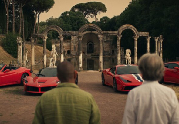 Imagen que muestra cuatro coches con dos personas mirando los coches
