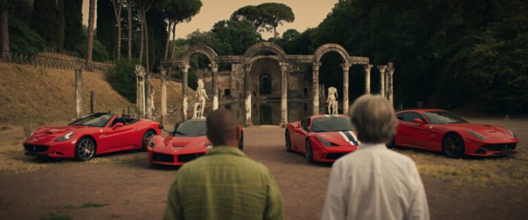 Imagen que muestra cuatro coches con dos personas mirando los coches