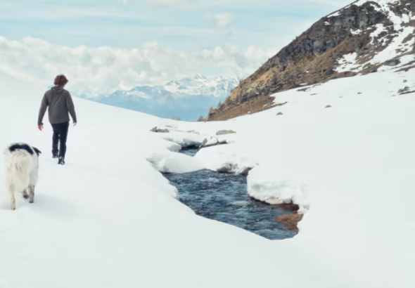Paolo Cognetti en la montaña durante el documental Querida flor, rodeado de paisaje alpino en el Monte Rosa.