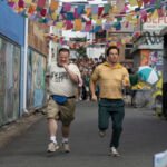 Prime Video presenta el tráiler de Balls Up (Con un par) que se estrenará el 15 de abril Mark Wahlberg y Paul Walter Hauser en una escena de la película "Balls Up" de Prime Video.