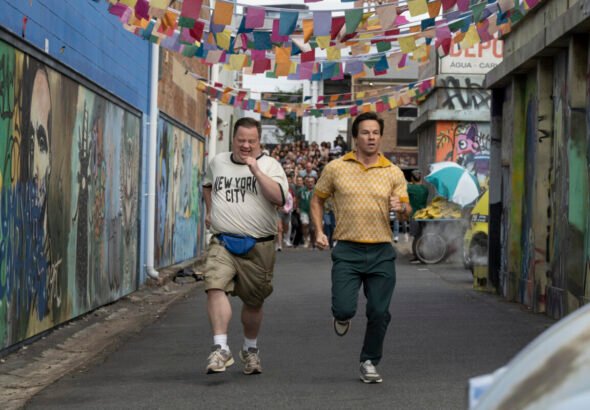 Mark Wahlberg y Paul Walter Hauser en una escena de la película "Balls Up" de Prime Video.