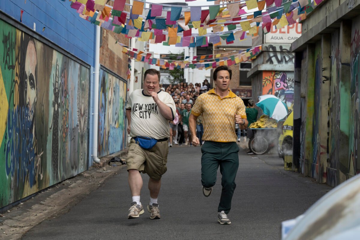 Prime Video presenta el tráiler de Balls Up (Con un par) que se estrenará el 15 de abril Mark Wahlberg y Paul Walter Hauser en una escena de la película "Balls Up" de Prime Video.