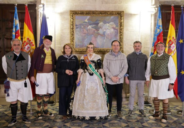 El President de la Generalitat acompañado de representantes de las Fallas de Sección Especial de Valencia.