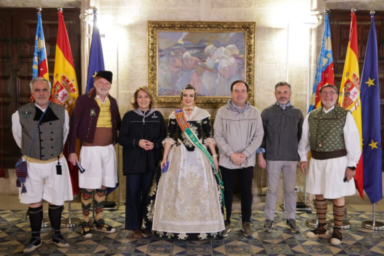 El President de la Generalitat acompañado de representantes de las Fallas de Sección Especial de Valencia.