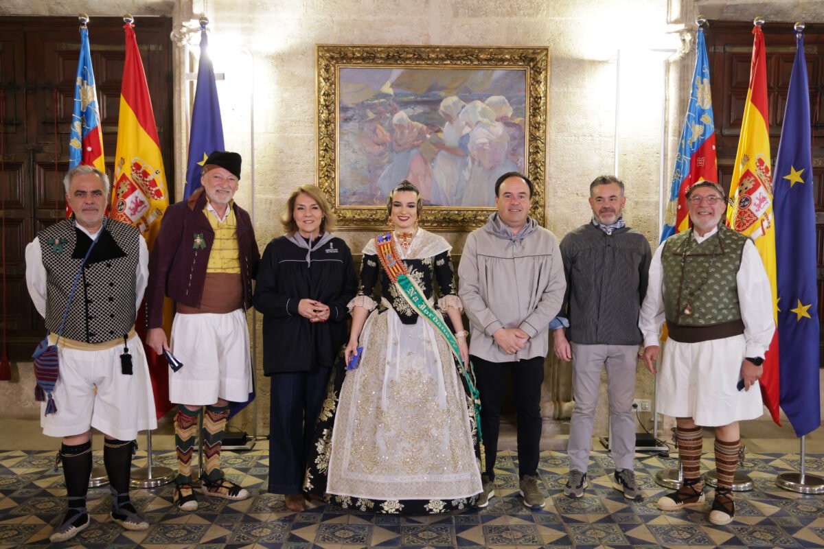 El Palau de la Generalitat recibe a la élite de las Fallas con la entrega del premio a Convent de Jerusalem El President de la Generalitat acompañado de representantes de las Fallas de Sección Especial de Valencia.