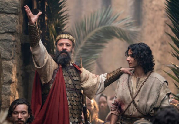 Michael Iskander y Ali Suliman en una escena de la segunda temporada de ‘House of David’ en Prime Video.