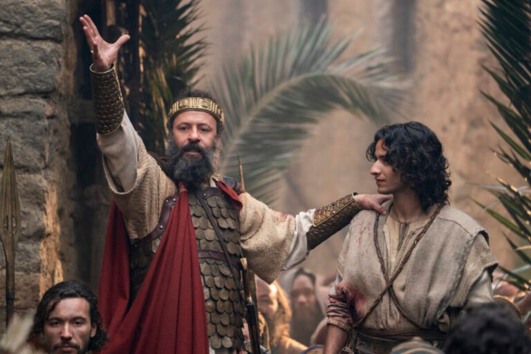 Michael Iskander y Ali Suliman en una escena de la segunda temporada de ‘House of David’ en Prime Video.