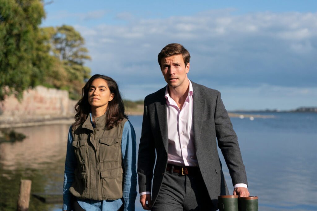 Movistar Plus+ estrena en abril ‘Kabul’, ‘Lynley’ y el regreso de ‘Todas las criaturas grandes y pequeñas’ Detective Thomas Lynley y la agente Barbara Havers en una escena de la serie policial Lynley