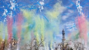 Imagen en representación de la mascletà el martillo de Thor.