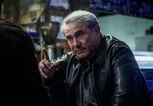 Hombre en un bar con gesto.