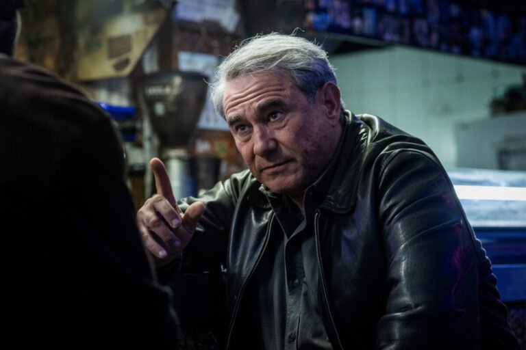 Hombre en un bar con gesto.