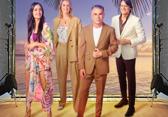 Cuatro personas en un escenario tropical.
