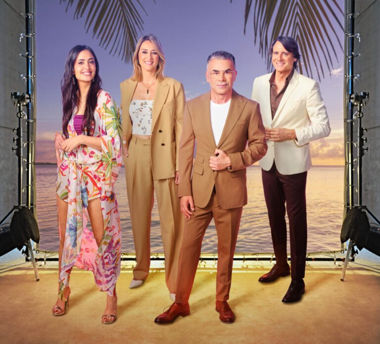 Cuatro personas en un escenario tropical.
