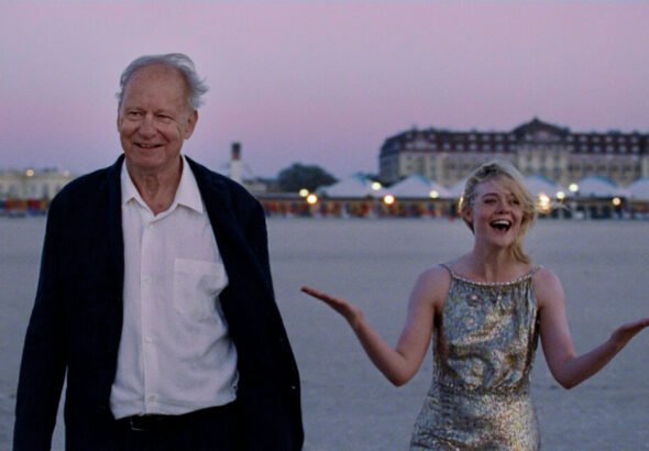Stellan Skarsgård y Elle Fanning en una escena de "Valor sentimental", película dirigida por Joachim Trier.