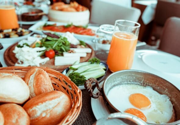 Desayuno variado con huevos y jugo sobre alergias alimentarias