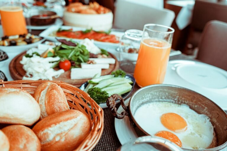 Desayuno variado con huevos y jugo sobre alergias alimentarias