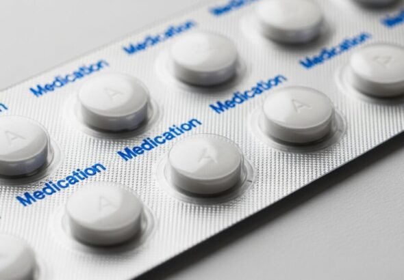Recreación digital sobre un paquete de antibióticos.