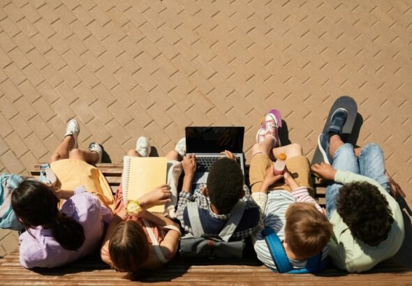 Grupo de adolescentes en un banco.