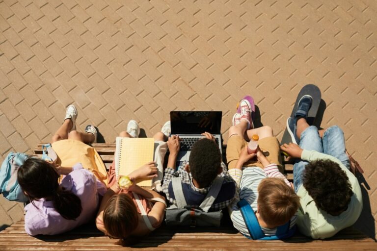 Grupo de adolescentes en un banco.