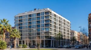 Fachada de edificio residencial representando la campaña donde CASA47 compra inmuebles.