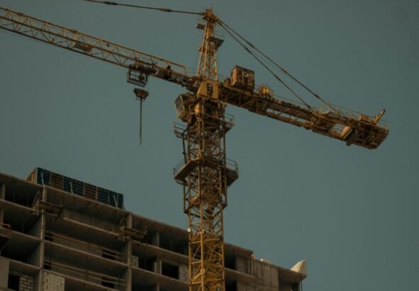 Una grúa de construcción de vivienda en la zona afectada por la DANA.