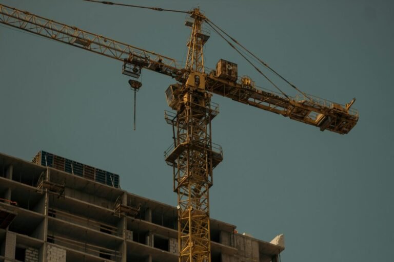 Una grúa de construcción de vivienda en la zona afectada por la DANA.
