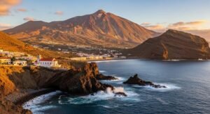 Montañas y costa al atardecer.