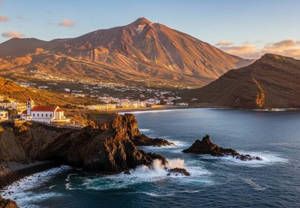 Montañas y costa al atardecer.