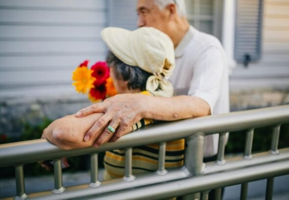 Pareja mayor con flores coloridas sobre la miocarditis.
