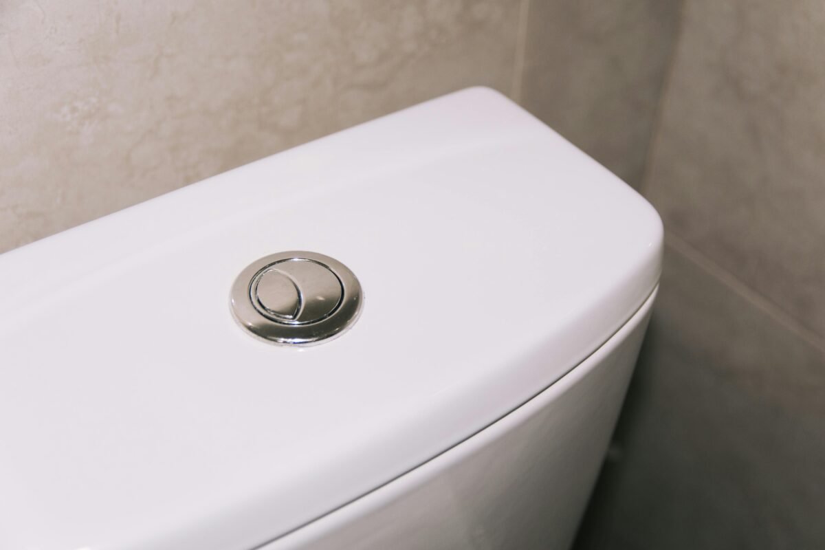 ¿Estamos tirando energía cada vez que usamos el inodoro? Tapa de cisterna de inodoro blanca