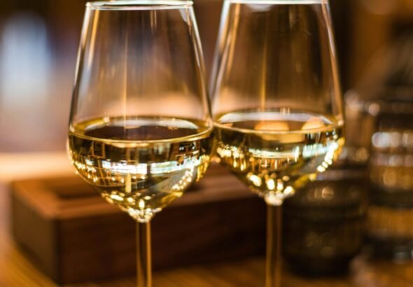 Dos copas de vino blanco con alcohol.