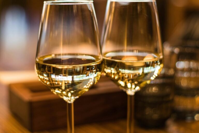 Dos copas de vino blanco con alcohol.