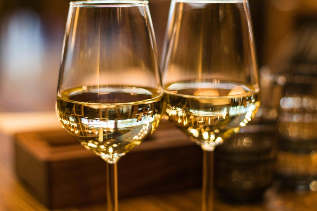 ¿Por qué el cerebro prioriza el alcohol frente a la vida social? Dos copas de vino blanco con alcohol.
