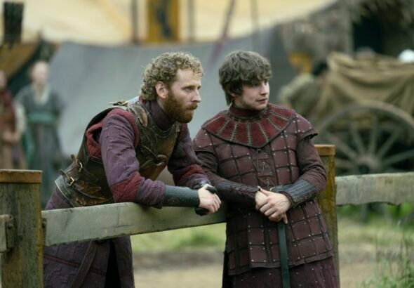 Dos personajes en vestimenta medieval.