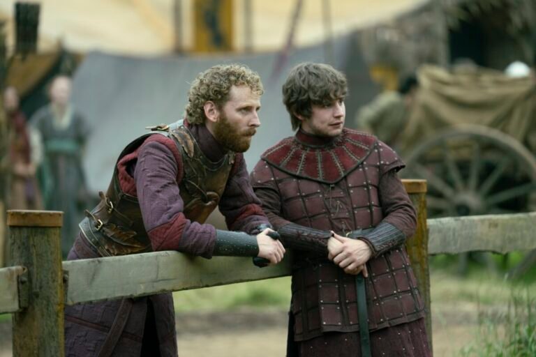 Dos personajes en vestimenta medieval.