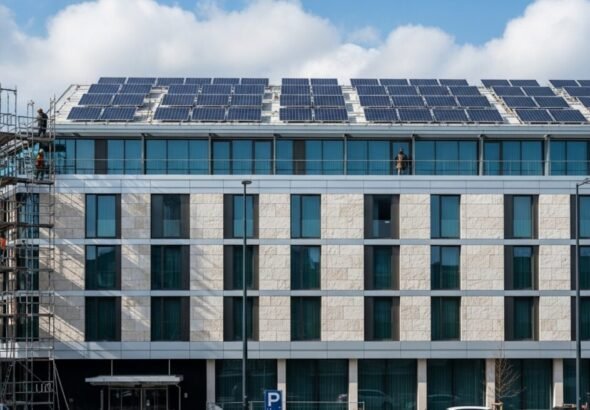 Edificio turístico en proceso de mejora de eficiencia energética empresas.