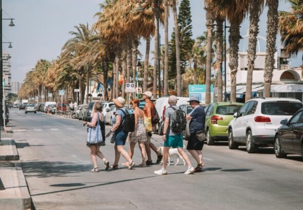 Turistas internacionales paseando por un destino de España, representando el gasto de los turistas internacionales.
