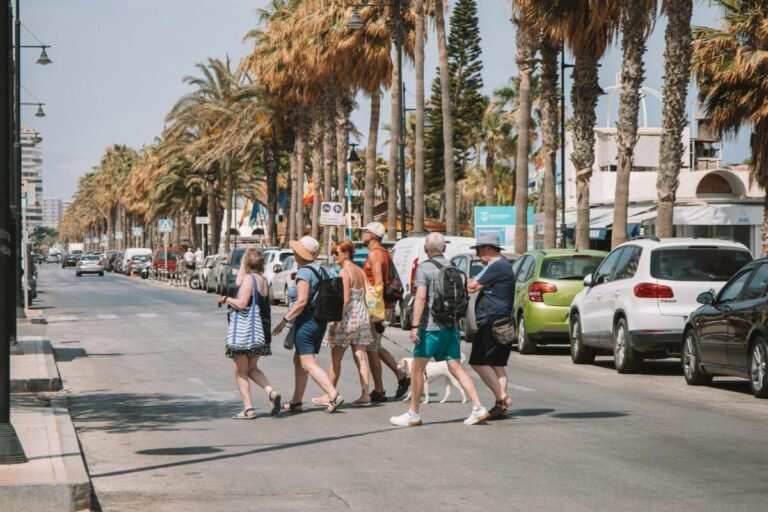 Turistas internacionales paseando por un destino de España, representando el gasto de los turistas internacionales.
