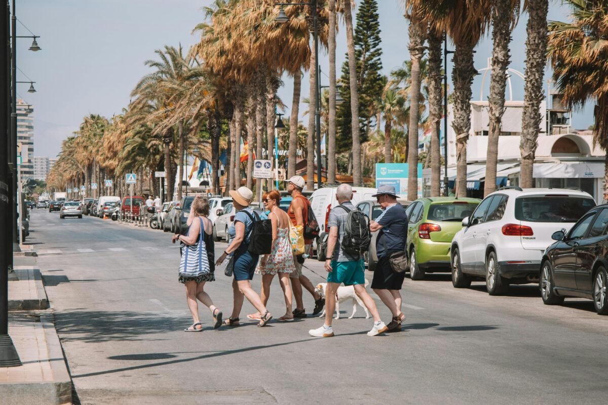 Turistas internacionales paseando por un destino de España, representando el gasto de los turistas internacionales.