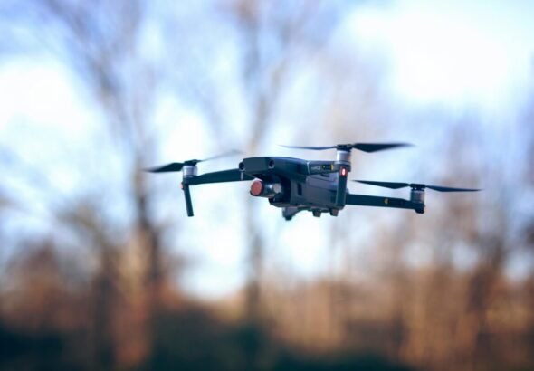 Dron volando en un paisaje natural