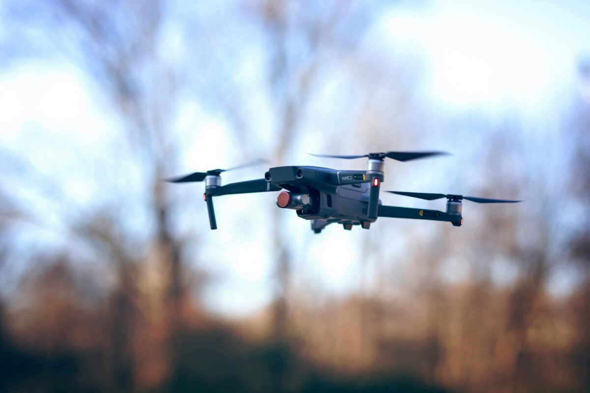 La IA ya es capaz de cazar drones intrusos en pleno vuelo Dron volando en un paisaje natural