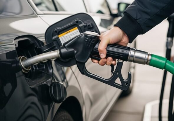 Recreación digital de una persona repostando su coche en primer plano con el iva de la gasolina al 10%.