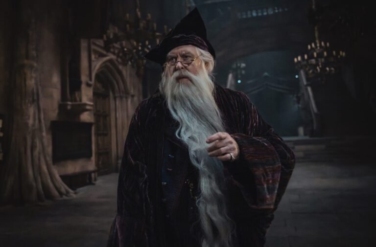 John Lithgow caracterizado como Albus Dumbledore en una escena de la serie de Harry Potter de HBO Max.
