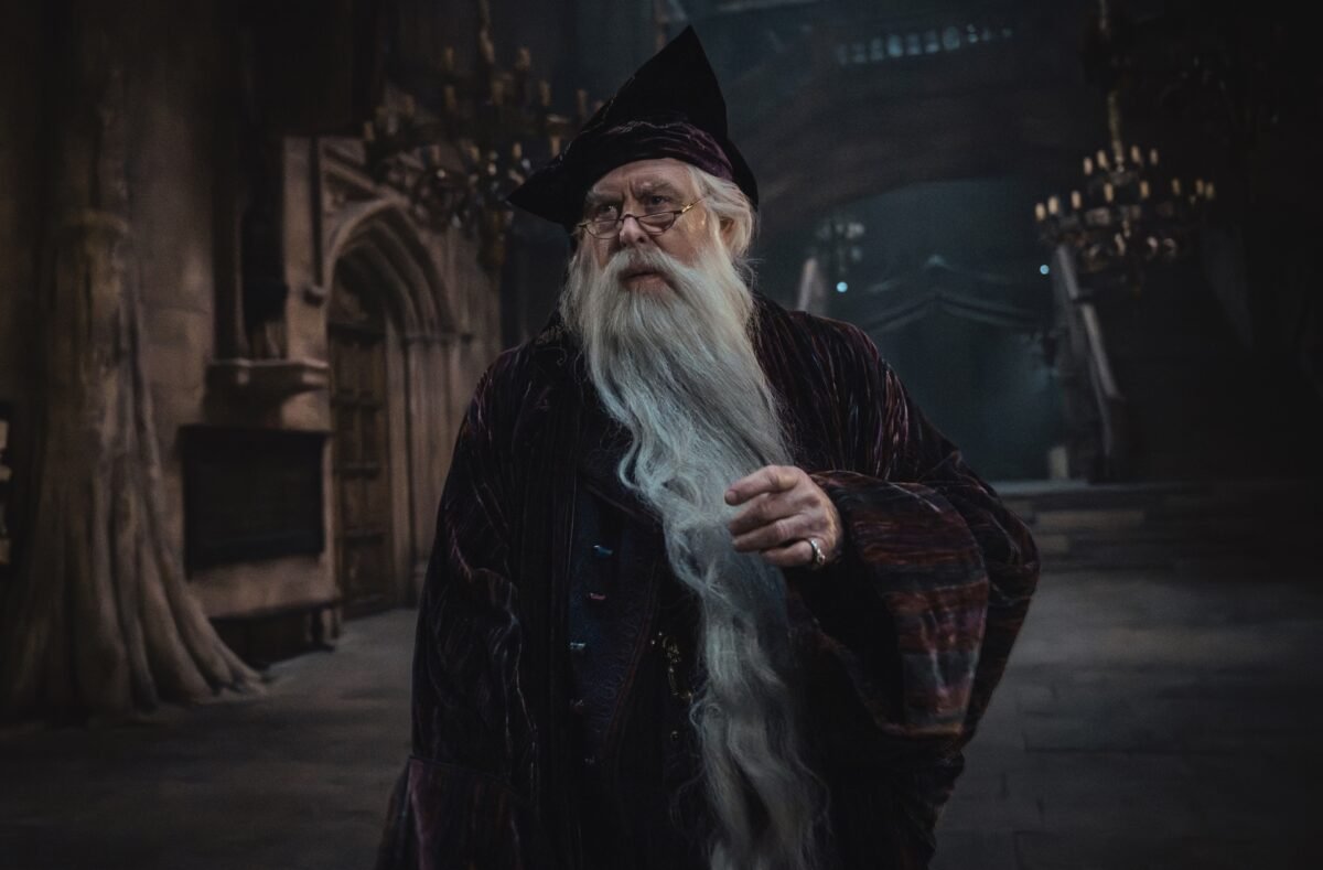 HBO Max presenta el primer avance de la serie "Harry Potter y la Piedra Filosofal" confirmando su estreno en 2026 John Lithgow caracterizado como Albus Dumbledore en una escena de la serie de Harry Potter de HBO Max.