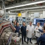 Recreación digital de científicos investigando en el CERN.