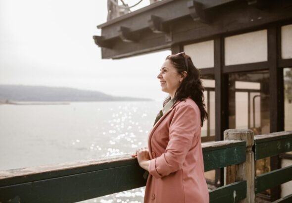 Mujer contemplando el paisaje pensando en la menopausia.
