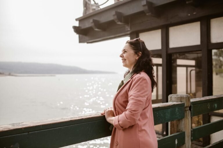 Mujer contemplando el paisaje pensando en la menopausia.