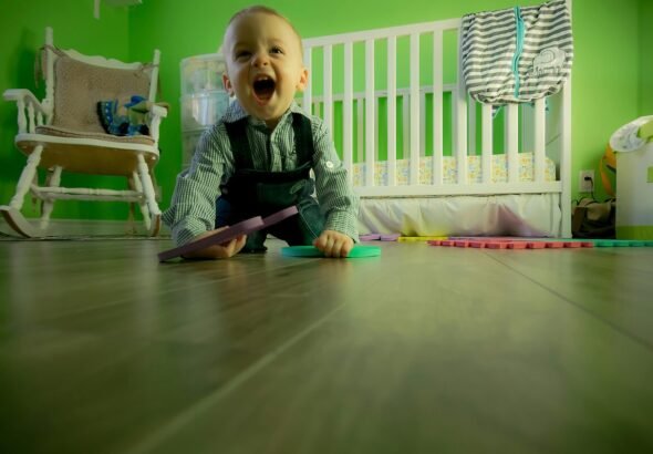 Niño jugando en habitación verde intentando gestionar la regulación emocional.
