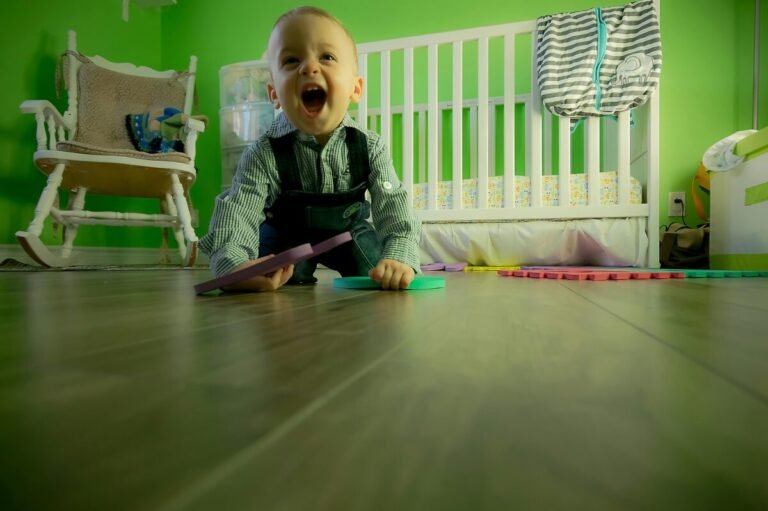Niño jugando en habitación verde intentando gestionar la regulación emocional.