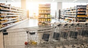 Supermercado representando la actualización del salario base de nivel en Consum.